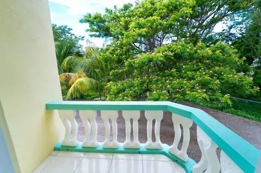 Beautiful Bedroom With Private Bath In A Near Runaway Bay